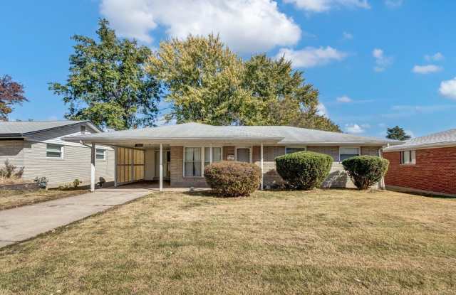 Spacious Single Family Home In Florissant with a Walk Out Basement!!