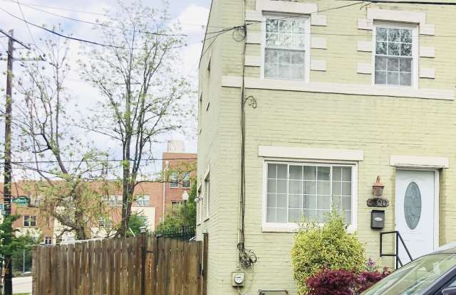 1300 Dexter Terrace Southeast