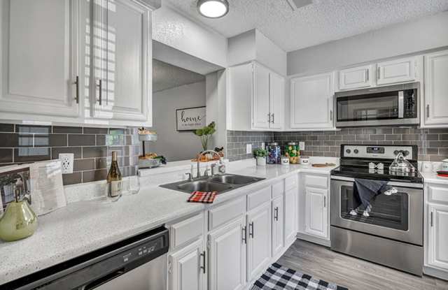 Photo of Las Colinas Heights Apartment Homes