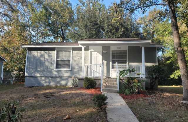 MODERN & Renovated 2/1 House w/ Big Bedrooms, Large Yard, & Deck! Stainless Steel Appliances & No Carpet! Available September 1st for $1325/Month