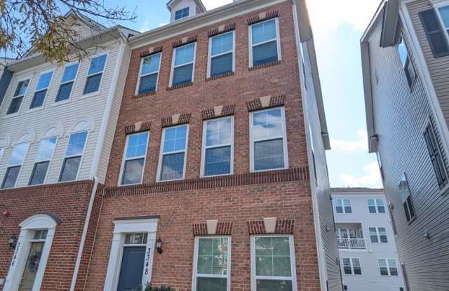 Immaculate 3 level townhouse in Germantown ready for immediate move in!