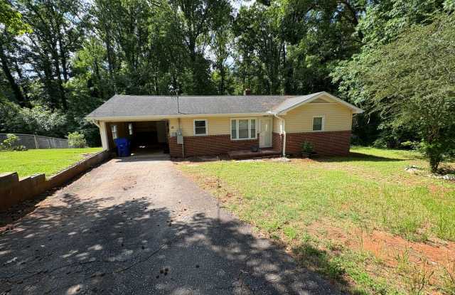 Great Location in Greenville 3 Bedroom 1.5 Bath  Minutes from Augusta Road and Downtown!!