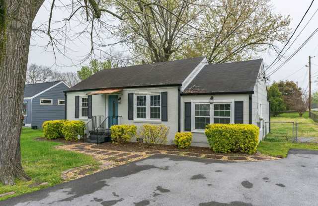 COMING SOON! Charming 3 bedroom 1 bathroom for rent!