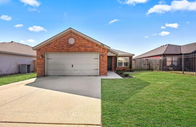 Charming 3-Bed Home in Rogers – Spacious Yard, Modern Comfort, Great Location