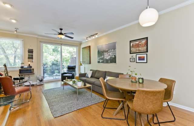 Photo of 1827 W Oakdale