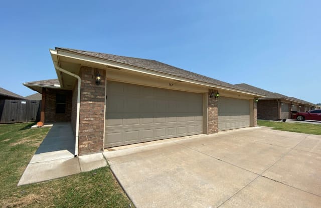 787 SW 13th St - 787 SW 13th St, Moore, OK 73160