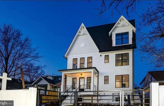 Photo of 1018 BRYANT Street NE unit: 2