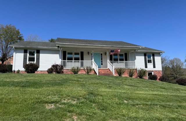 3 Bed/3 Bath. Pet Friendly. Master on Main - 1632 Saint Andrews Circle, Montgomery County, VA 24060