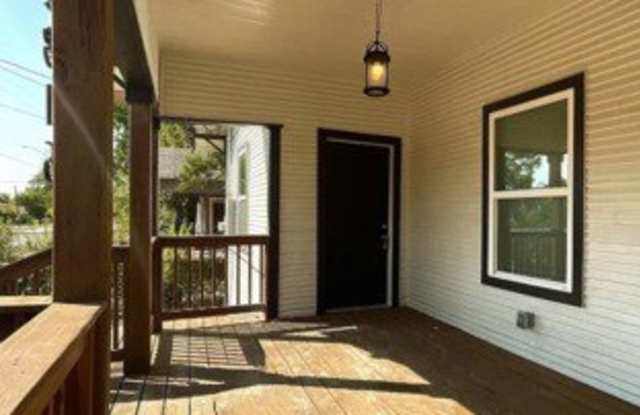 2815 Saunders
