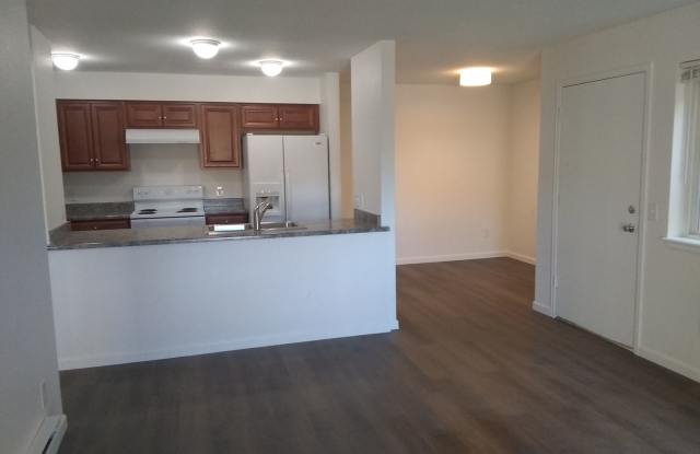 Photo of 2 bed 2 bath w/carport, Great location off 2nd and Sable near 6th and I-225 and Aurora Mall