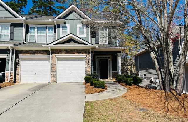 Wow! 3 bedroom 2.5 bathroom home in Newnan, 2100 plus sqft, 2 car garage, huge rooms, must see!