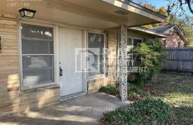 Charming 2/1 bedroom home ready for you to call home.