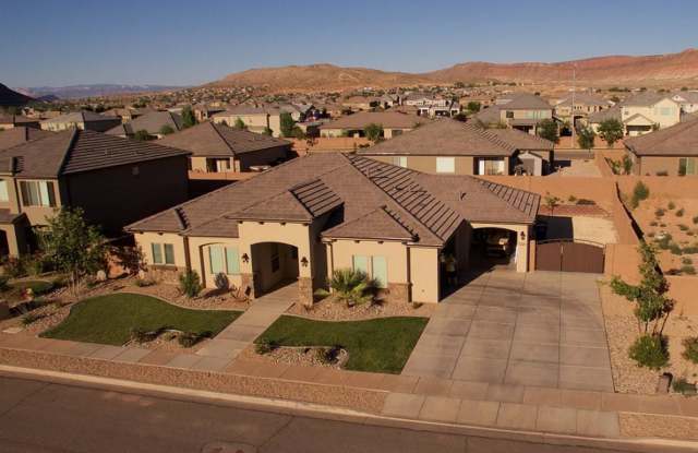 Gorgeous 4 Bed with 3 Car Garage AND Hot Tub
