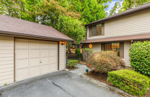 3BD 2BA Townhouse - 1 Car Detached Garage