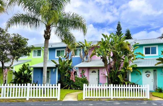 Beautiful 2 Bedroom Townhome in NSB with private patio and firepit