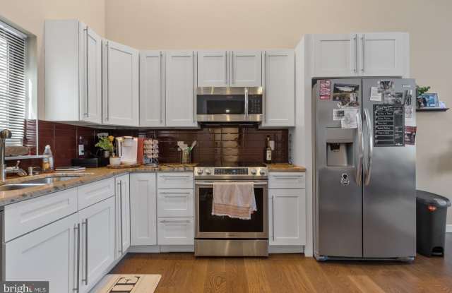 1142 CREASE Street unit: 2L