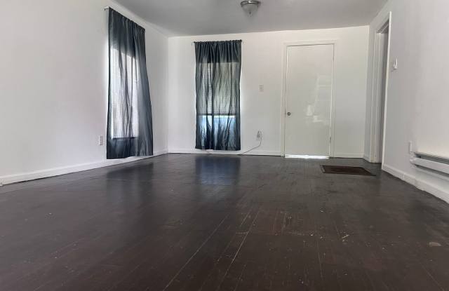 2/1 in Southeast Sherman Near Rosedale Park