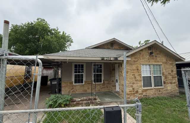Updated 3BR w/ Hardwood Floors, Walk-In Shower & Stainless Steel Kitchen