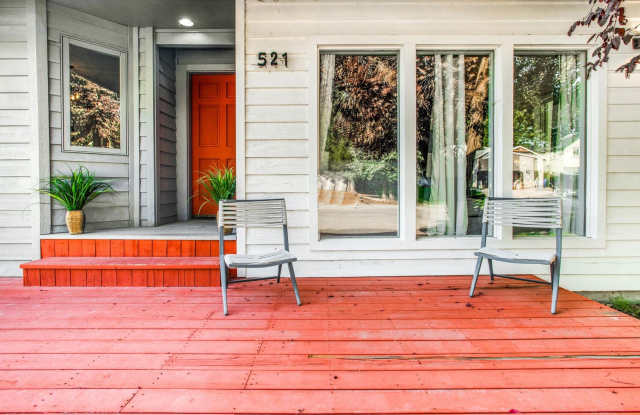 Furnished Short-Term Rental in Eagle – Pool  Prime Location!