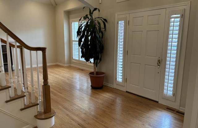 Photo of 740 Oak Crest Cir