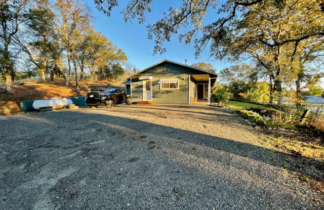 COUNTRY SETTING 3 BEDROOM WITH POOL AND SOLAR