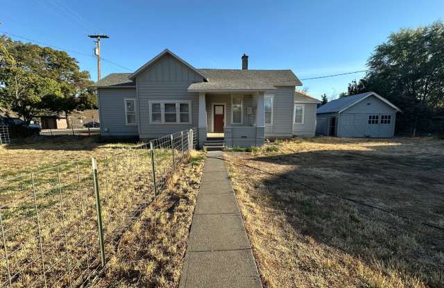 3 bedroom home on double lot close to park