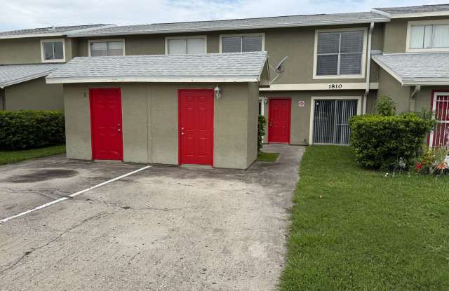 Spacious 2 Bedroom Orlando Condo with Water Included – Available Now!