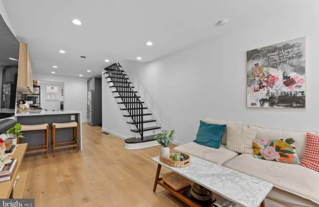 906 E PASSYUNK AVENUE