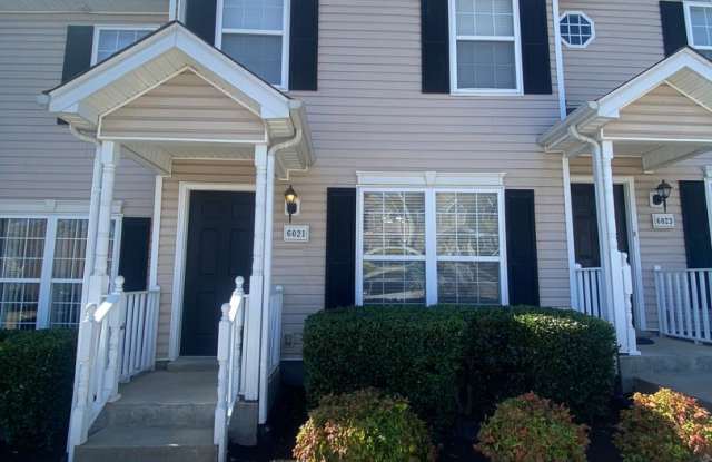 Available Now! 2 Bed, 2.5 Bath Townhome in The Cottages Of Lake Forest
