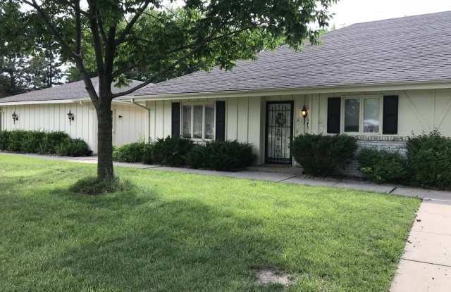 2 CAR GARAGE! COMMUNITY POOL! FANTASTIC PATIO AND SUN ROOM! - 607 Mount Brier Place, Manhattan, KS 66503