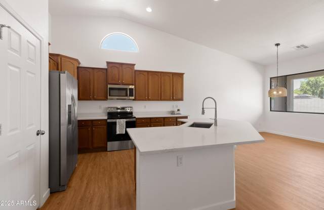 8758 W MYRTLE Avenue