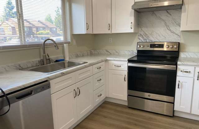 Beautifully Remodeled 2/1.5 Townhome - 1481 Parkway Drive