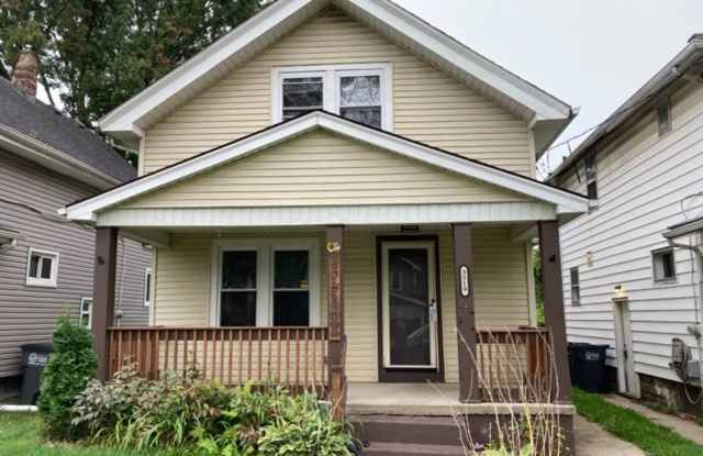Spacious 3 Bedroom 1 Bath House located in West Toledo.