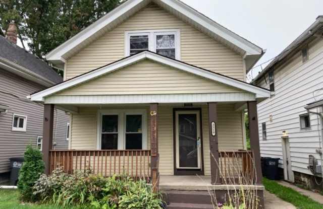 Spacious 3 Bedroom 1 Bath House located in West Toledo. - 3519 Hoiles Avenue, Toledo, OH 43612