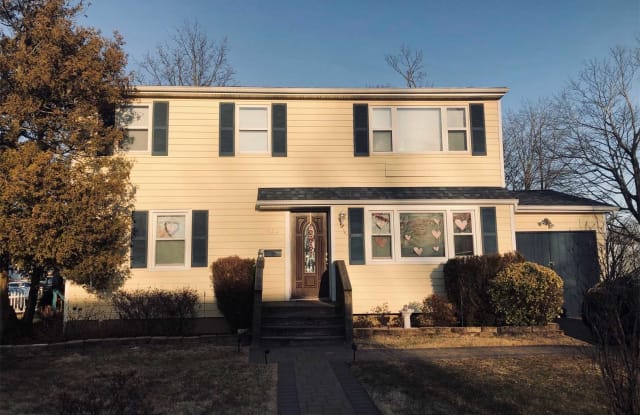 420 Nw 17th St - 420 17th St, West Babylon, NY 11704