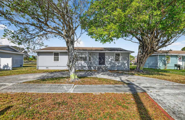 Beautiful 3/2 Available in the Heart of Boynton