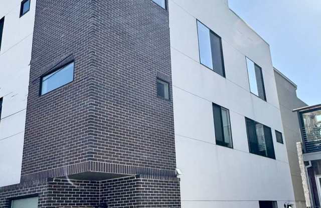 Chic & Modern 1Br/1.5Ba Townhome with private rooftop patio in Lower Highlands Denver