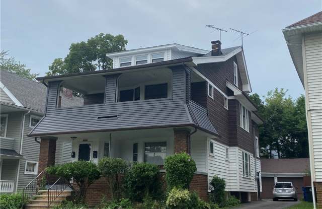 Photo of 11909 Buckingham Avenue unit: Up