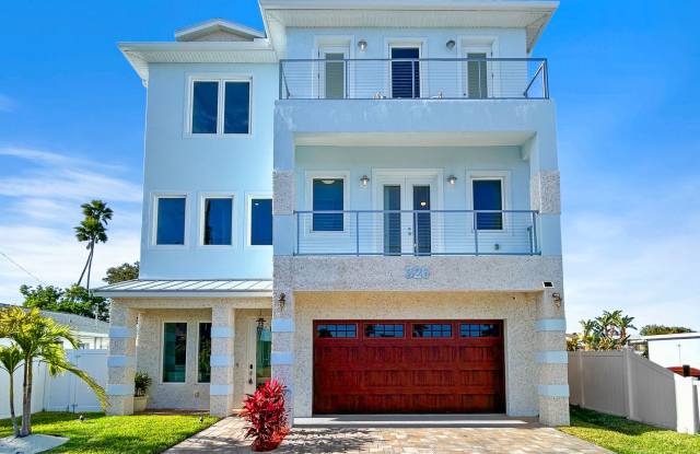 Waterfront Johns Pass Luxury | Steps to Beach + Pool, Hot Tub & Dock