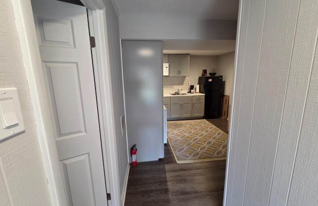 7009 LAMP POST unit: B