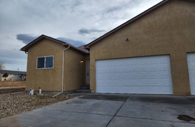 712 E Hahns Peak ave - 712 East Hahns Peak Avenue, Pueblo West, CO 81007