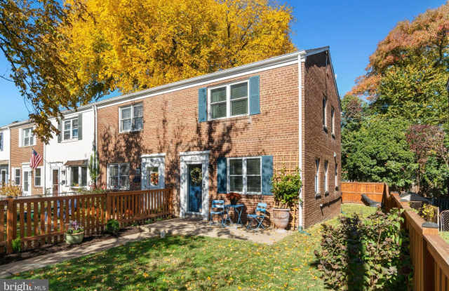 110 E ROSEMONT Avenue