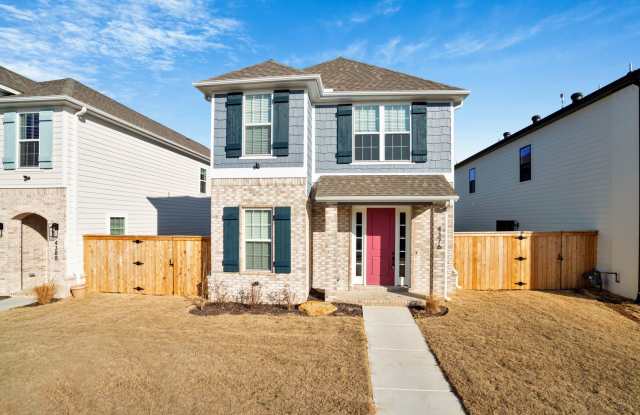 Beautiful 4 Bed 4.5 Bath New construction Home off of Rupple!! Pre-Leasing for Summer!