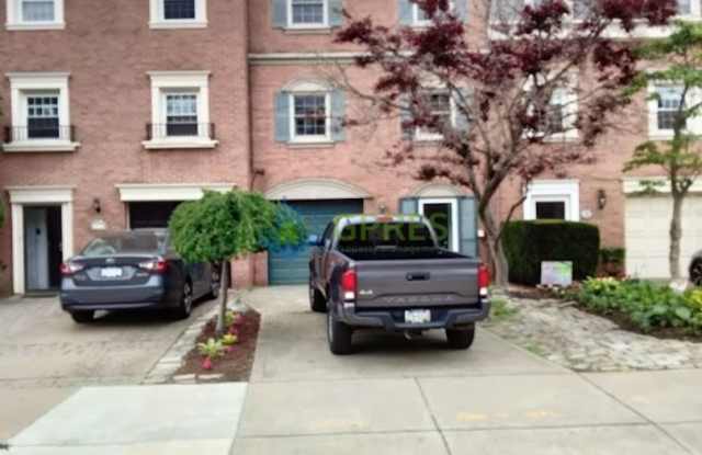 Upscale beautiful and spacious 3-bedroom, 2.5-bathroom apartment Oakland/Shadyside area