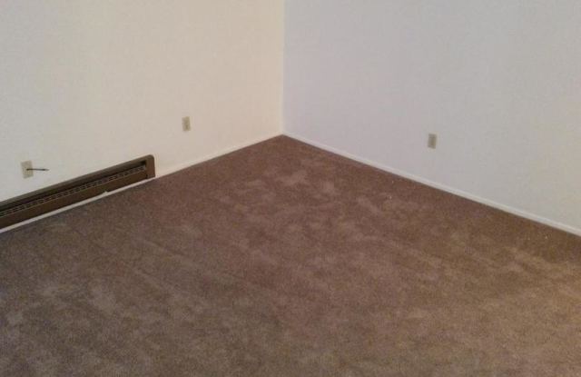 (858) Foxfire - Updated 2 Bedroom / 1 Bathroom - Upstairs