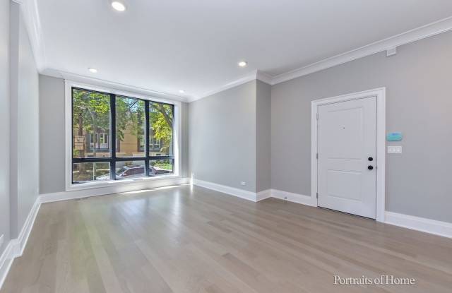 2135 N Lakewood Avenue