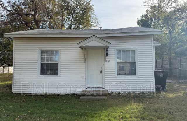 Photo of 203 W Knoxville St