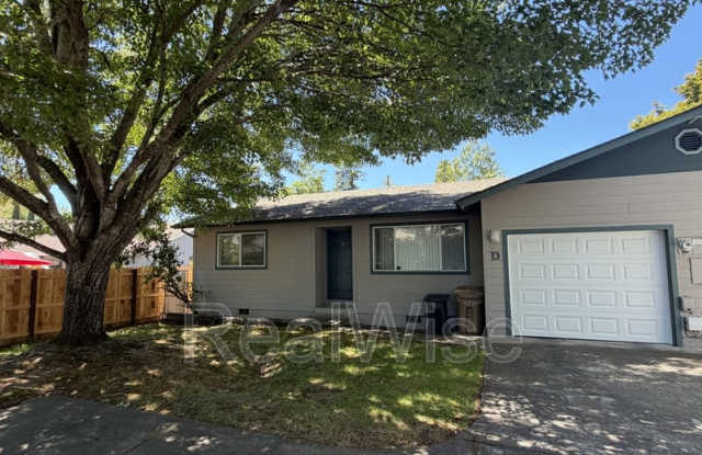 249 SW Rogue River Ave