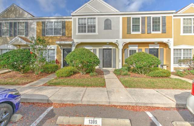 Very nice 2bed/2.5bath townhouse in gated Meadow Pointe!
