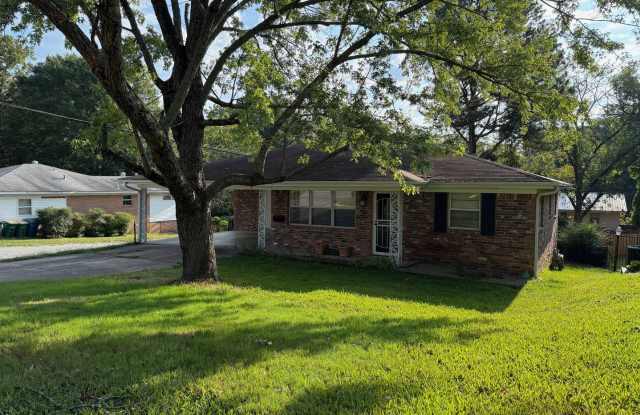 823 N Bryan St., Little Rock AR 72205 - Wonderfully updated Mid-Town LR 3br 2ba with den